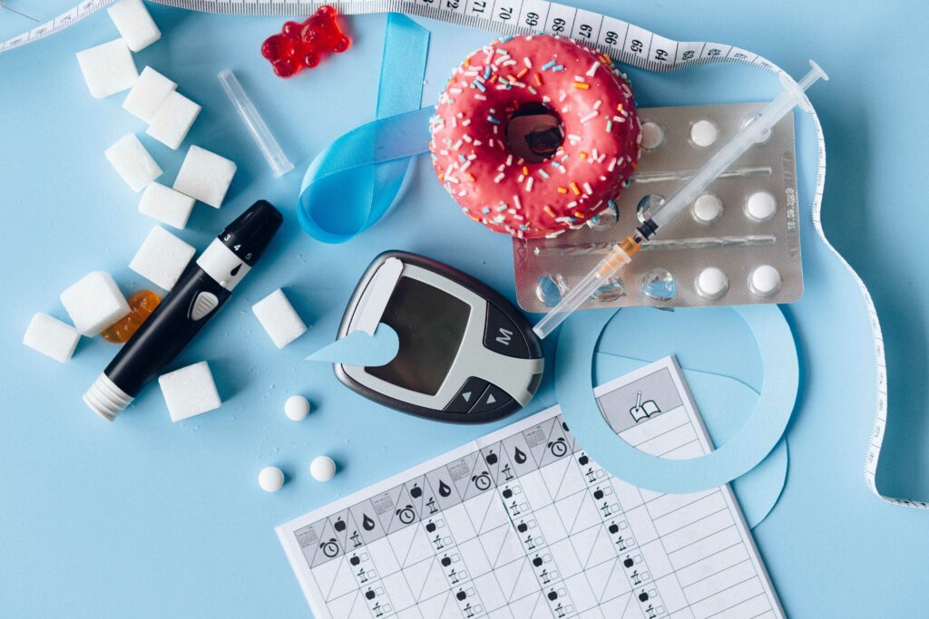 Il materiale necessario per il diabete di tipo 1: insulina, glucometro, diario.