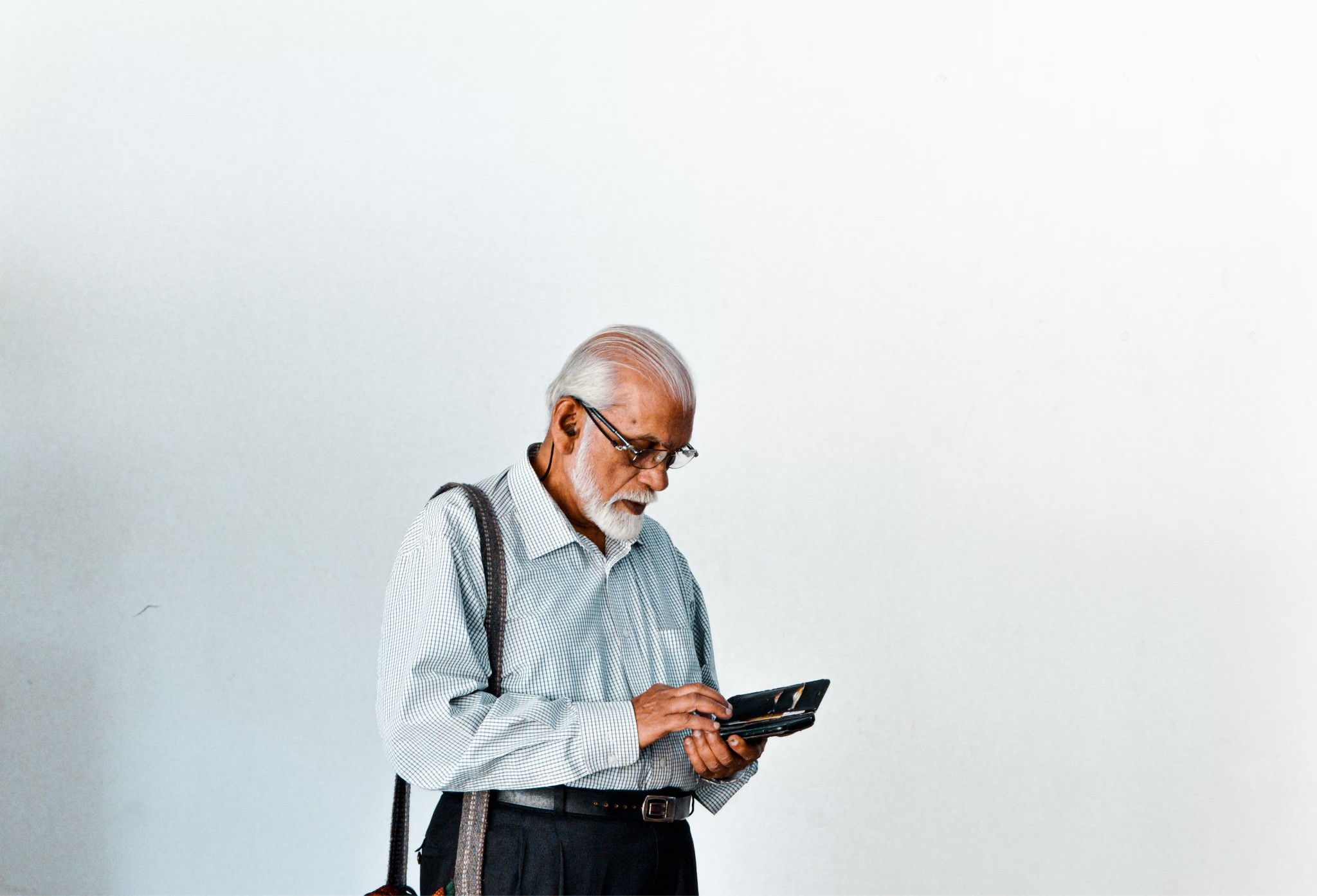 persona che utilizza terapia digitale nel telefono