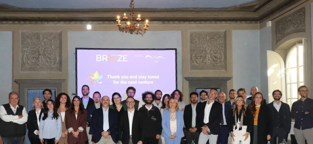 Foto conclusiva che ritrae i partecipanti della finale Startup Breeze 2025