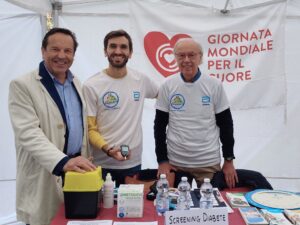 Banchetto di screening al Parco Ruffini con il founder di Dally Therapeutics, il presidente di FAND Torino e l’assessore alla Sanità della Circoscrizione durante la Giornata Mondiale del Cuore