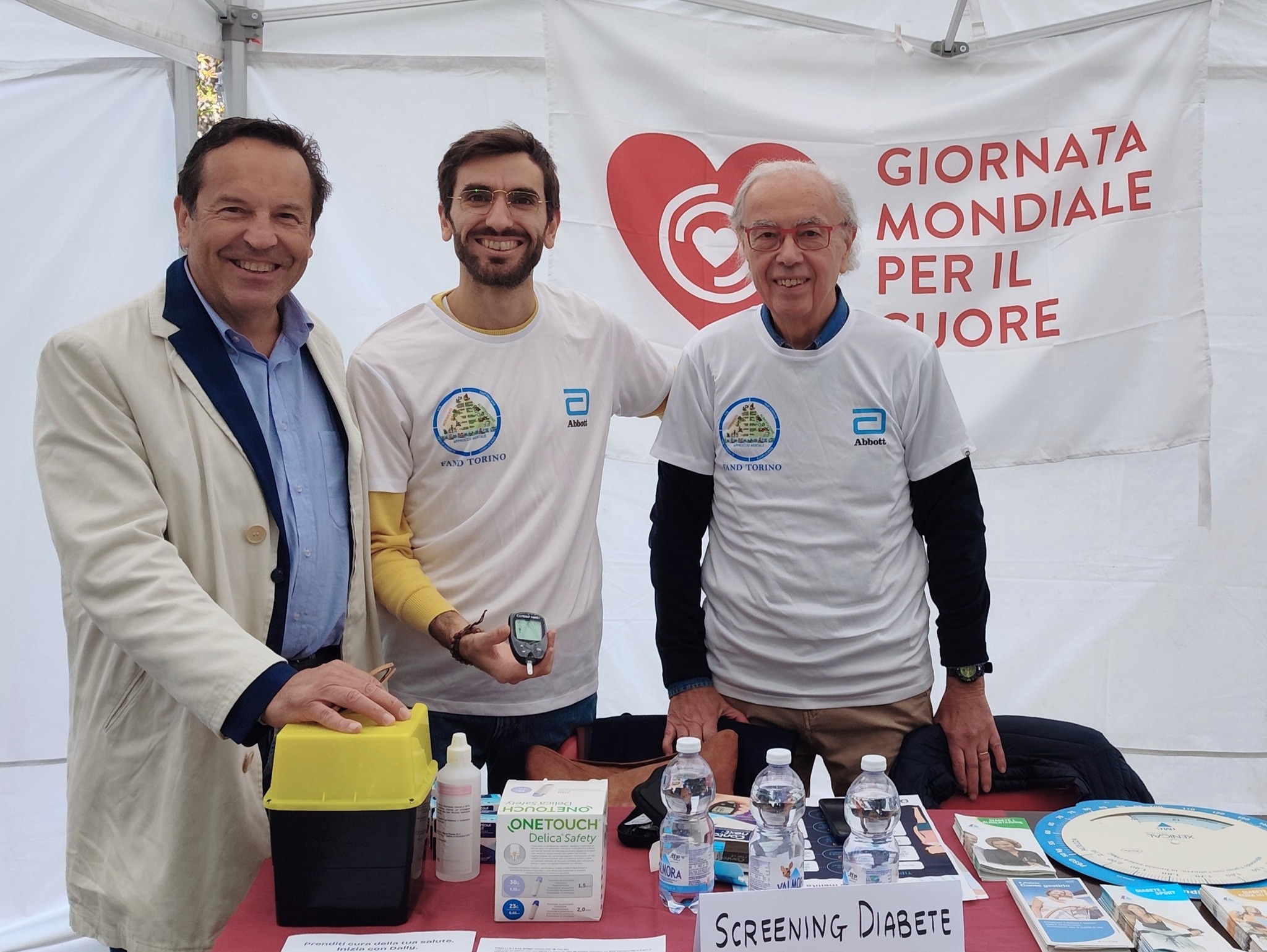 Banchetto di screening al Parco Ruffini con il founder di Dally Therapeutics, il presidente di FAND Torino e l’assessore alla Sanità della Circoscrizione durante la Giornata Mondiale del Cuore