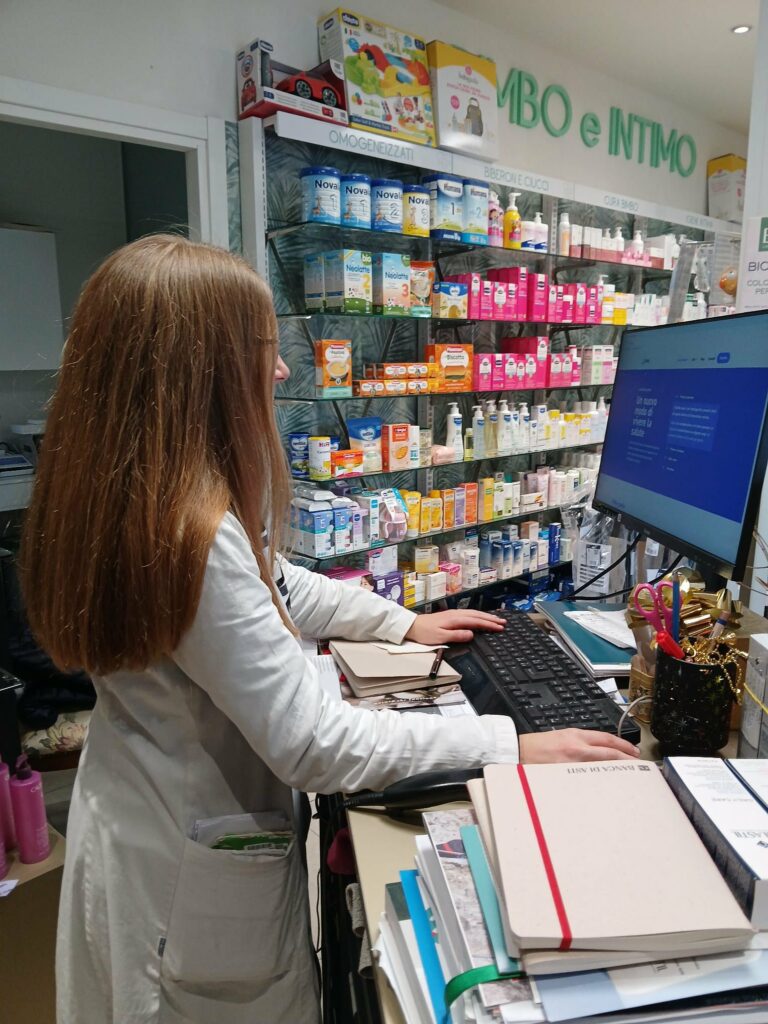 Farmacista effettua lo screening del rischio diabete in farmacia con la tecnologia Dally Screening.