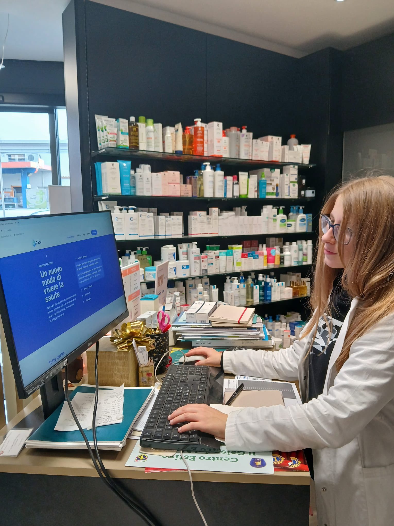 Postazione professionale in farmacia dedicata allo screening integrato e alla valutazione del rischio diabete Dally Screening.