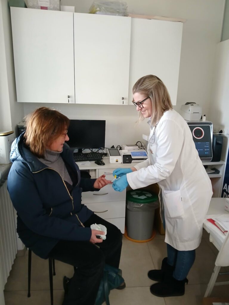 Farmacista e paziente analizzano il profilo di rischio diabetico durante la consulenza Dally Screening in farmacia.